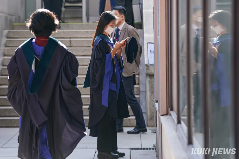 대학가 뒤흔든 ‘AI 커닝’…누구도 책임지지 않는 회색지대 [AI의 습격]