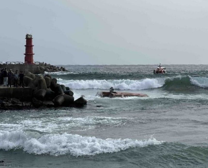 낙산항 어선 전복 사고 '부실 구조' 의혹…경찰, 대원 6명 수사 착수